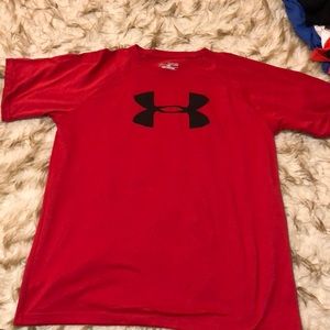 Red simple under armor tee